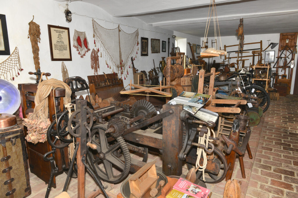 Hauptraum des Museums mit verschiedenen Handwerksberufen