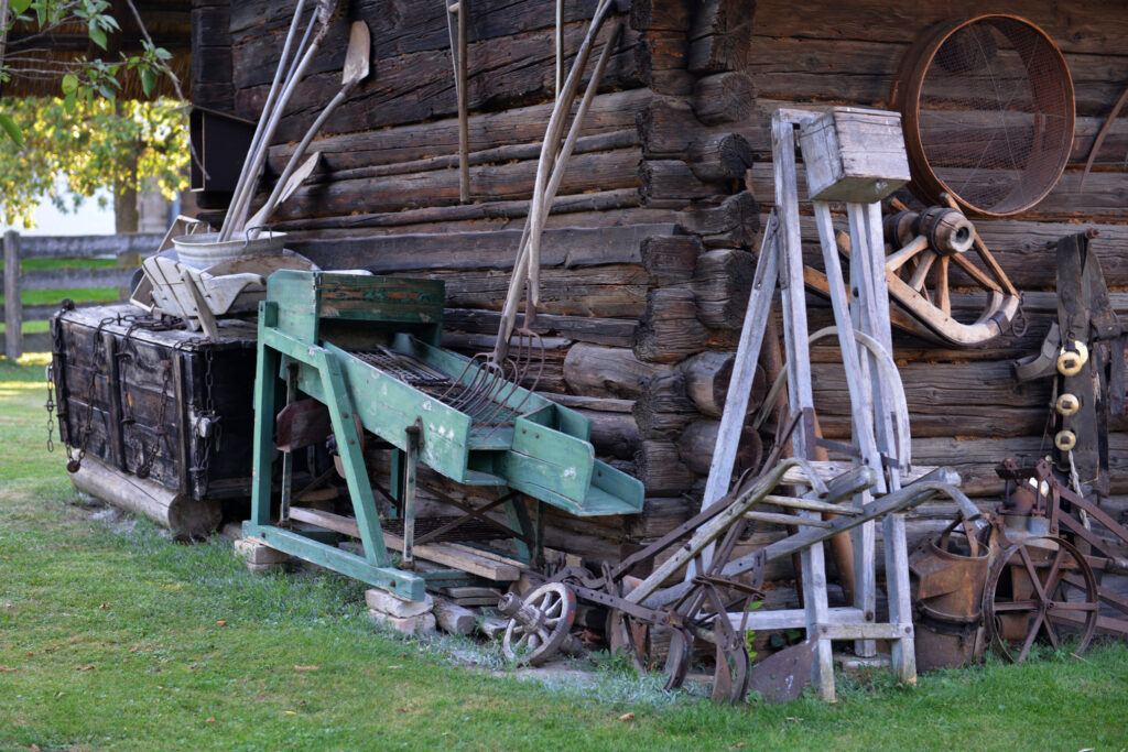 Holzernes Jauchenfass, Erdäpfelsortiermaschine