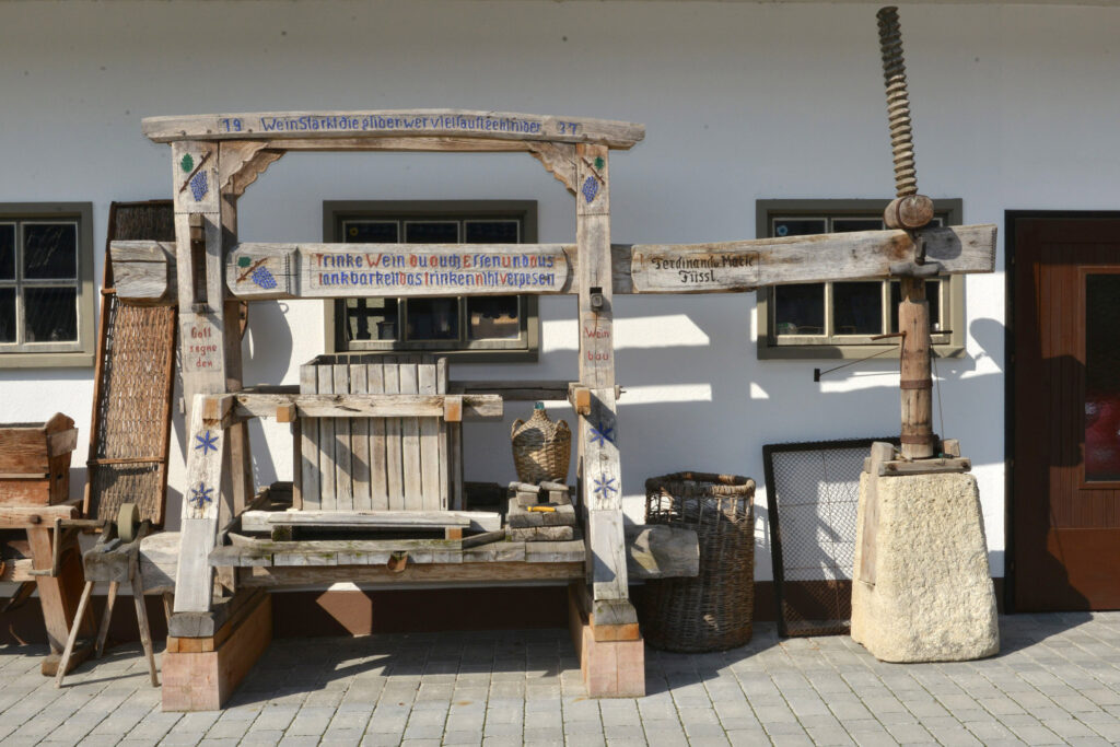 Weinpresse mit Inschrift 1937