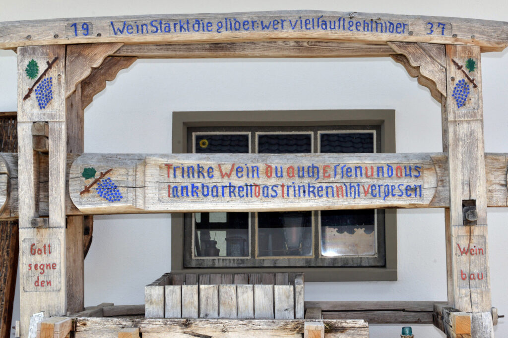 Weinpresse mit Inschrift 1937