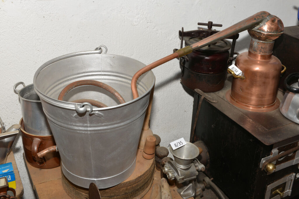 Küchenofen mit kleiner Schnapsbrennanlage