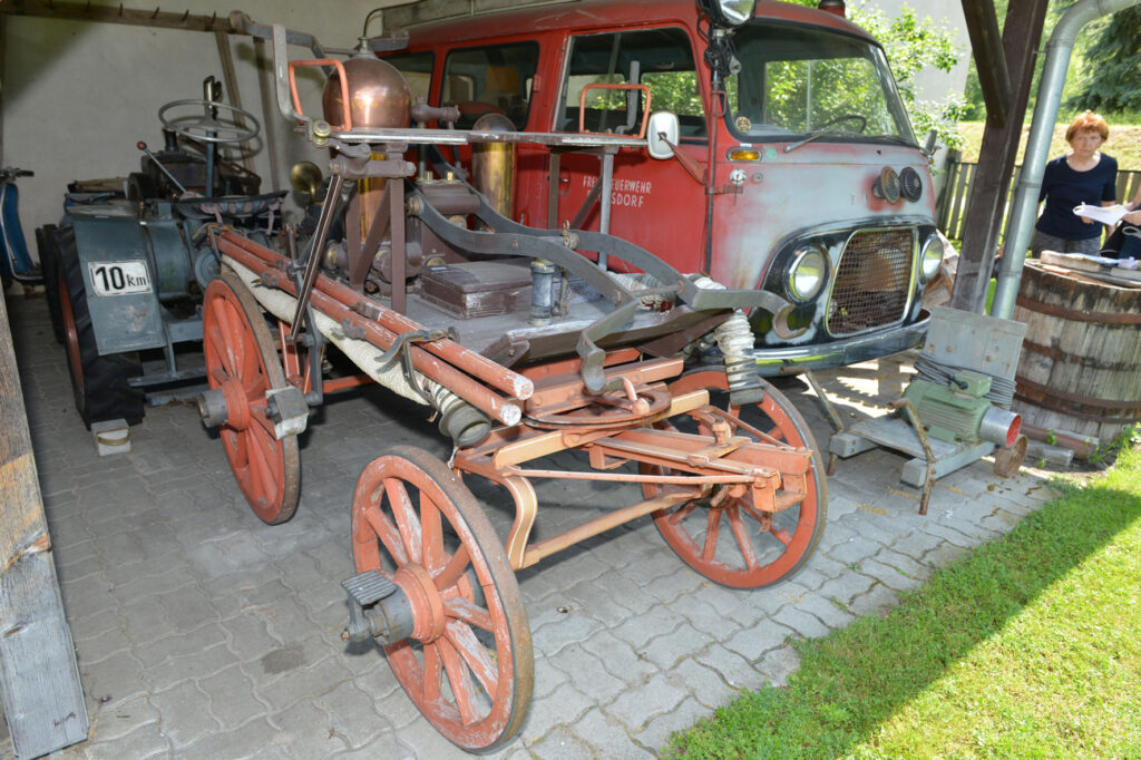 Feuerwehrrspritze 1895 - Auto der FF Frohsdorf 1961.